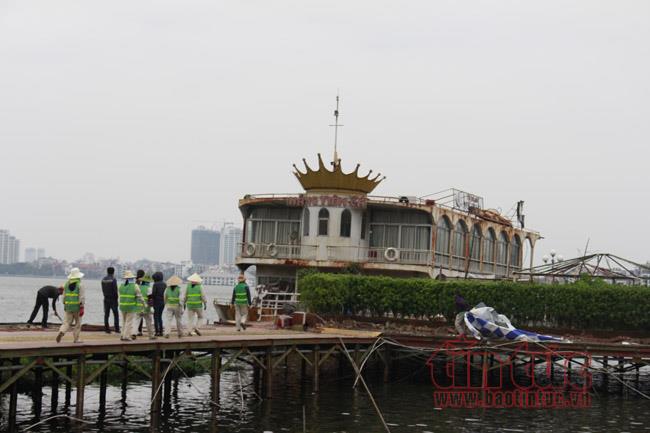 Tiếp tục phá dỡ công trình vi phạm tại khu vực nhà nổi, du thuyền Hồ Tây ảnh 5